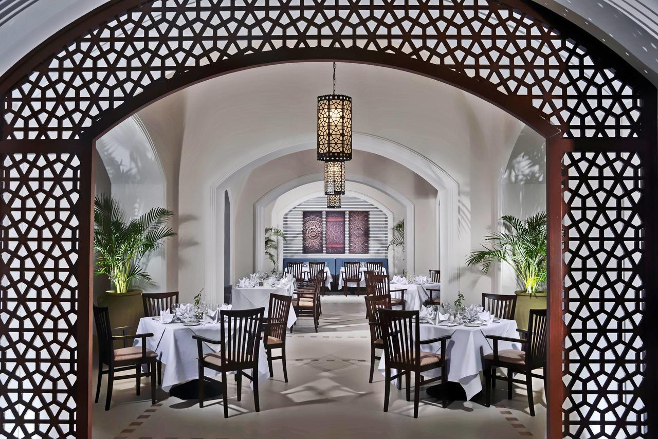 シュタイゲンベルガー アルカサル ホテル シャルム・エル・シェイク エクステリア 写真 The restaurant at the Four Seasons Hotel, Cairo